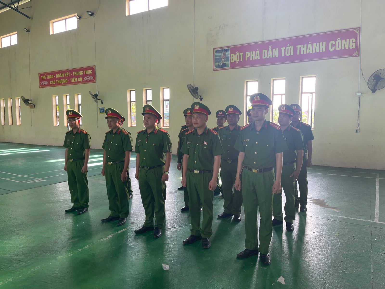 Công an xã Đông Tiền Hải tổ chức tập huấn điều lệnh quân sự, võ thuật năm 2026