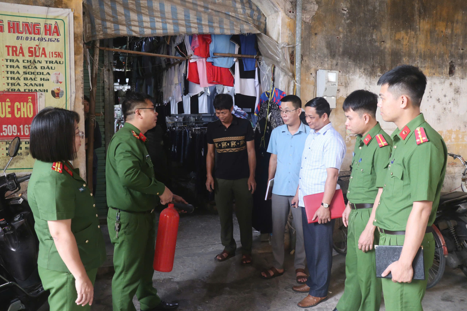 Công an xã Hưng Hà tăng cường kiểm tra công tác phòng cháy, chữa cháy và cứu nạn, cứu hộ tại các chợ trên địa bàn