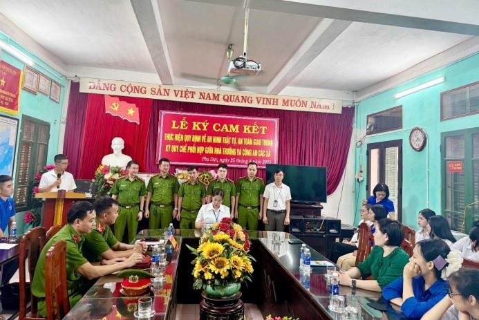 Ký cam kết thực hiện quy định về an ninh trật tự, an toàn giao thông, quy chế phối hợp giữa Công an xã và Trường THPT Trần Quốc Tuấn