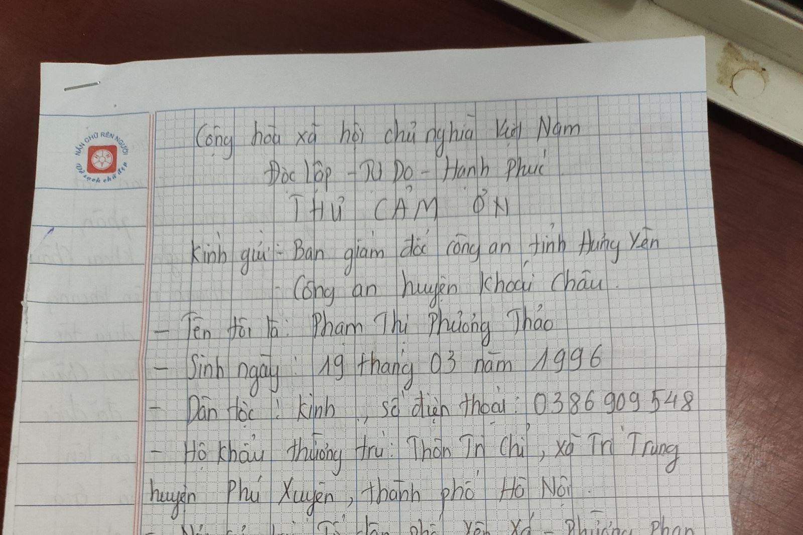 Cán bộ Công an huyện Khoái Châu kịp thời giúp đỡ người bị tai nạn  giao thông