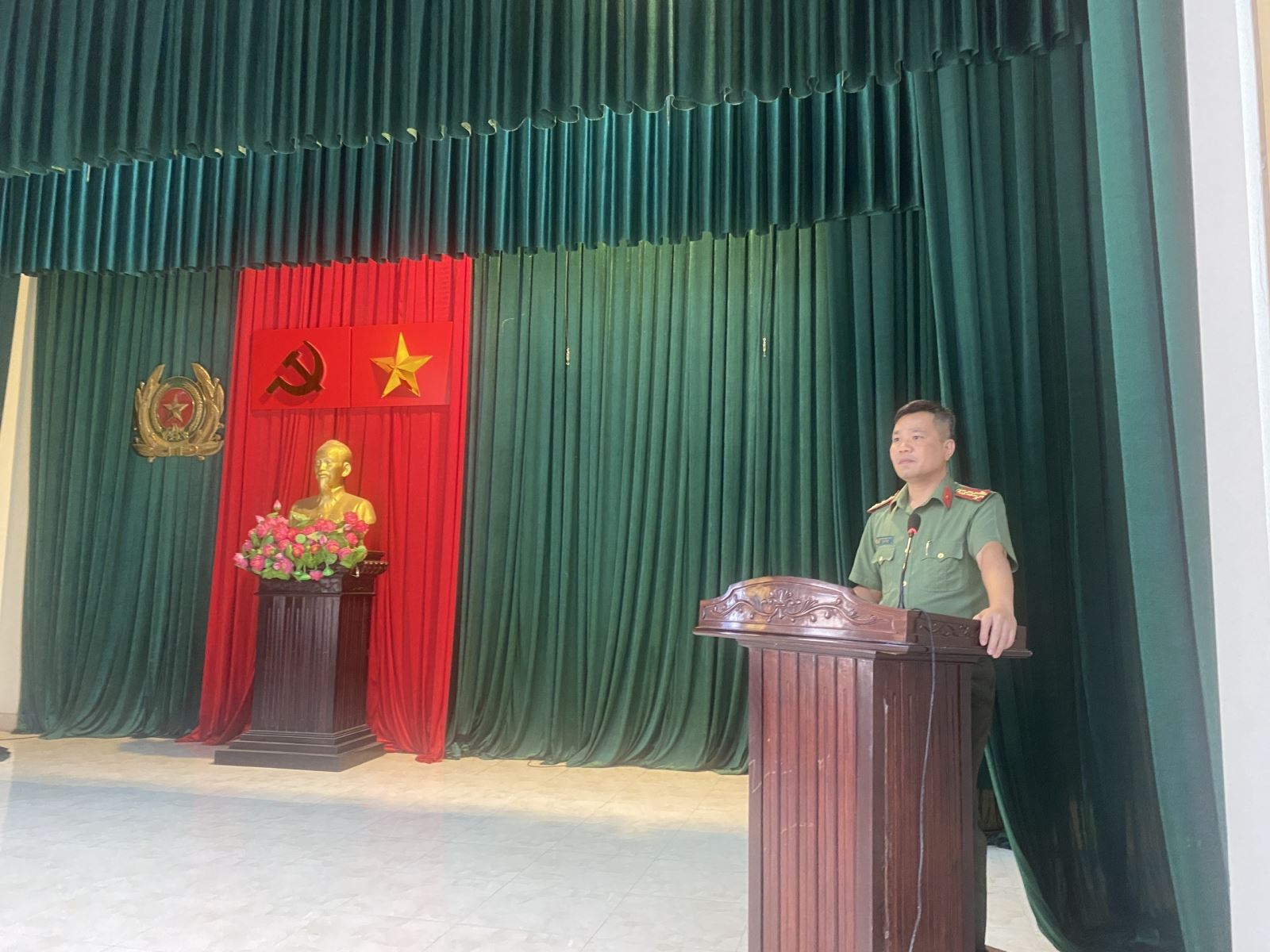 Đồng chí Đại tá Nguyễn Quốc Vương - Phó Giám đốc Công an tỉnh làm việc với Công an các xã
