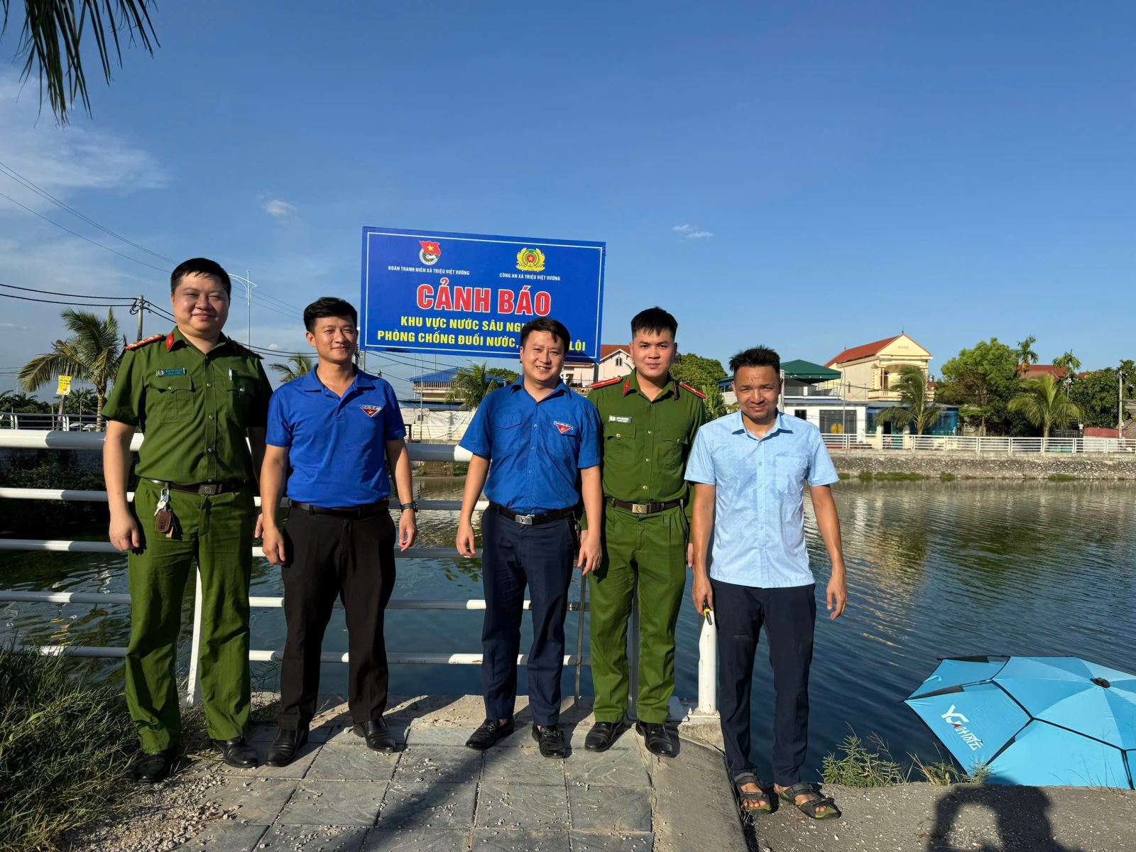 Công an Xã Triệu Việt Vương tuyên truyền, cắm biển cảnh báo phòng, chống đuối nước trên địa bàn xã