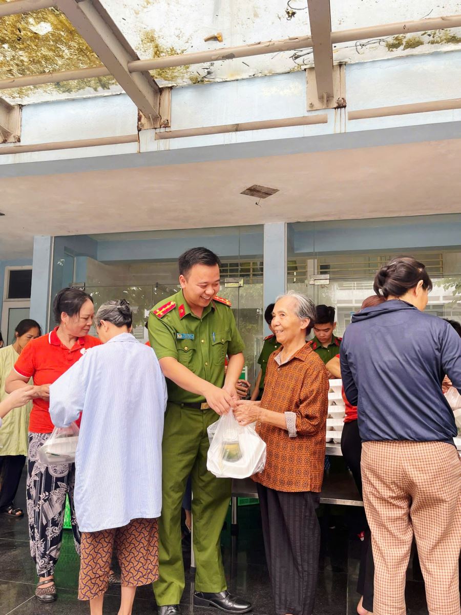 Phân trại tạm giam Mỹ Hào, lan tỏa nghĩa tình vì cộng đồng từ hoạt động phát cơm miễn phí cho bệnh nhân khó khăn