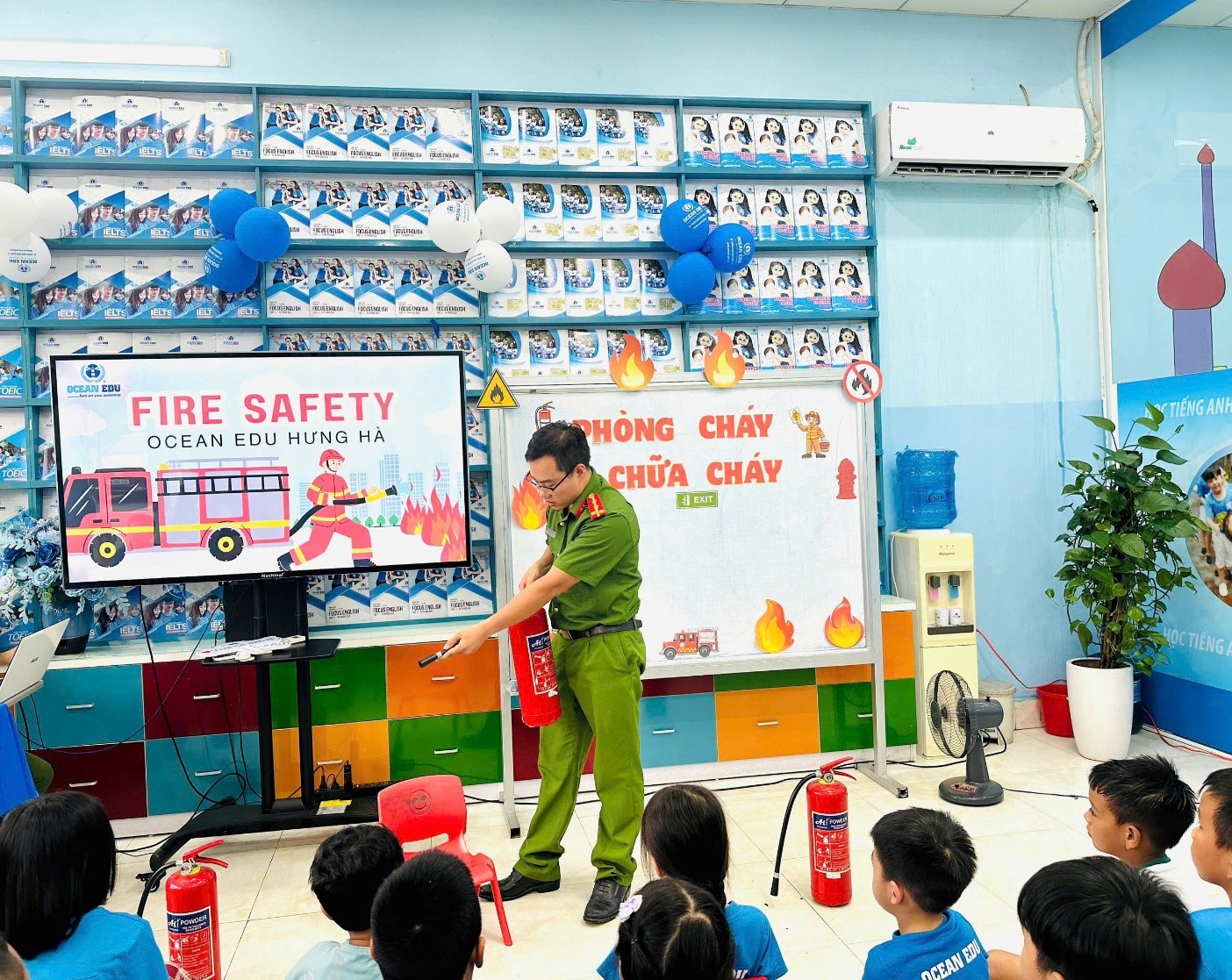 Công an xã Hưng Hà tuyên truyền, hướng dẫn nghiệp vụ phòng cháy, chữa cháy tại trung tâm tiếng anh Ocean Edu Hưng Hà