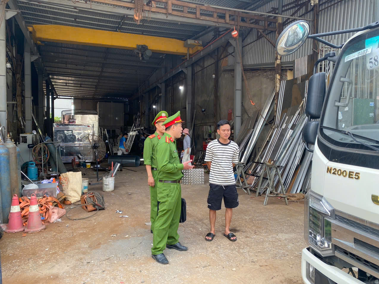 Công an xã Nguyễn Văn Linh tăng cường tuyên truyền và ký cam kết chấp hành các quy định của pháp luật đối với các tổ chức, cá nhân kinh doanh vận tải