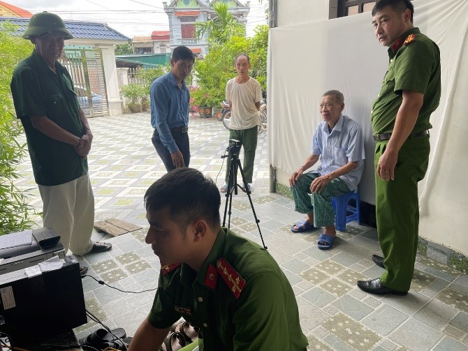 Công an phường Thượng Hồng hỗ trợ cấp thẻ Đảng cho Đảng viên lão thành, già yếu tại nhà