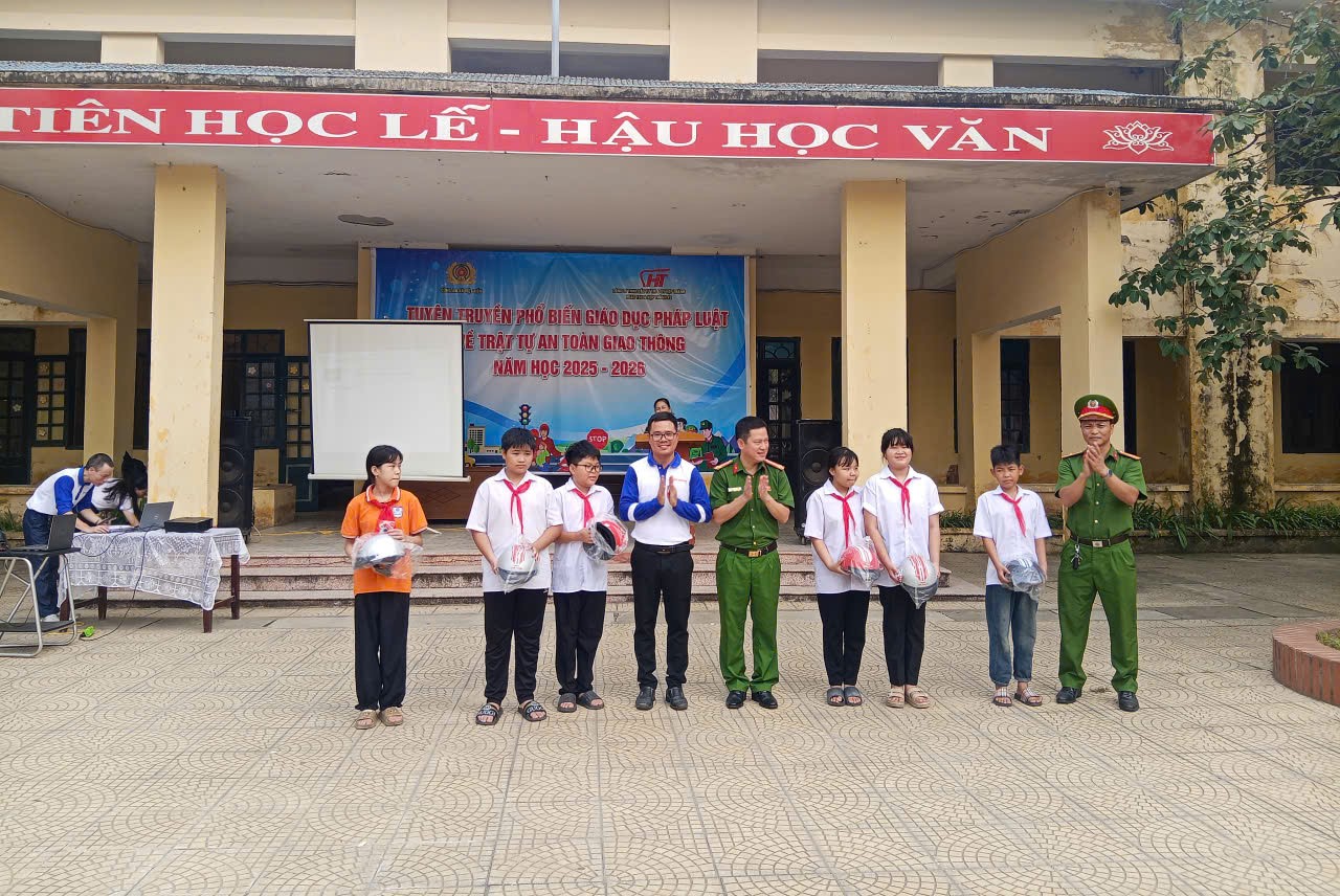 Công an xã Việt Tiến: Tuyên truyền pháp luật cho cán bộ, giáo viên và học sinh Trường Tiểu học và Trung học cơ sở Việt Hoà.