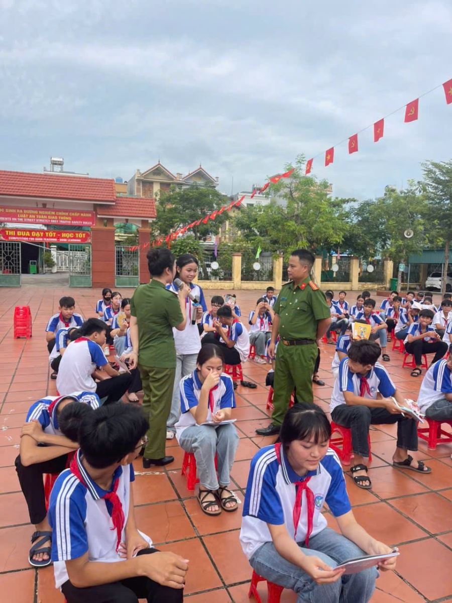 Giữ vững mối quan hệ máu thịt Công an - Nhân dân: Kiên quyết đấu tranh phản bác các luận điệu chia rẽ ở cơ sở