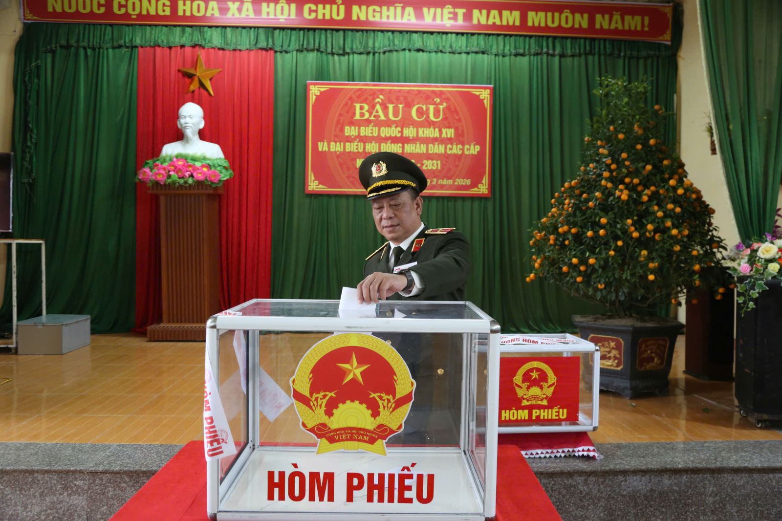 Đồng chí Thiếu tướng Trần Xuân Ánh, Ủy viên Ban Thường vụ Tỉnh ủy, Giám đốc Công an tỉnh dự khai mạc bầu cử tại khu vực bỏ phiếu tổ dân phố Hoàng Xá, đơn vị bầu cử số 06, phường Vũ Phúc