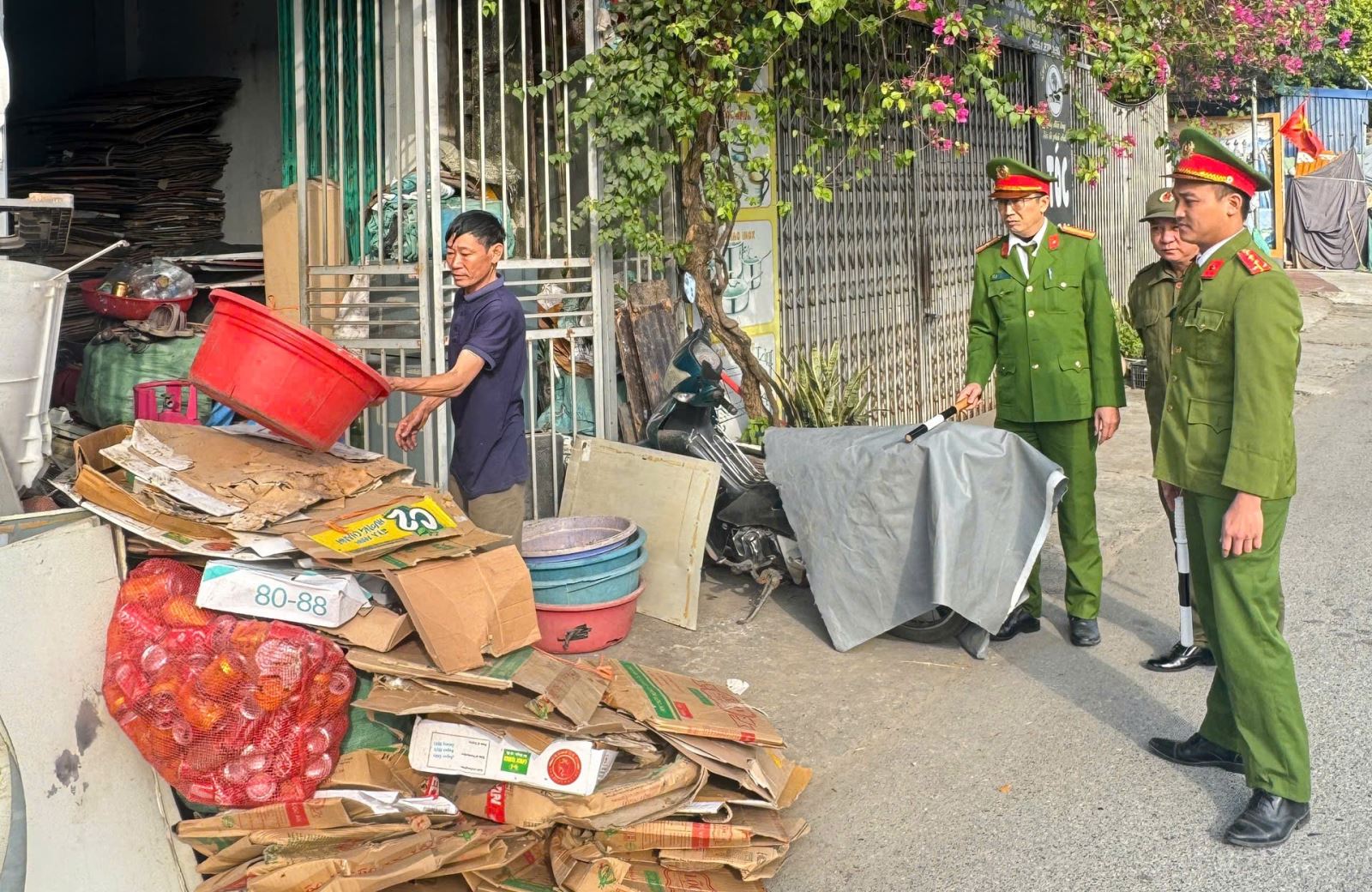 Công an xã Tân Thuận tăng cường bảo đảm trật tự công cộng, góp phần giữ gìn mỹ quan và an toàn giao thông