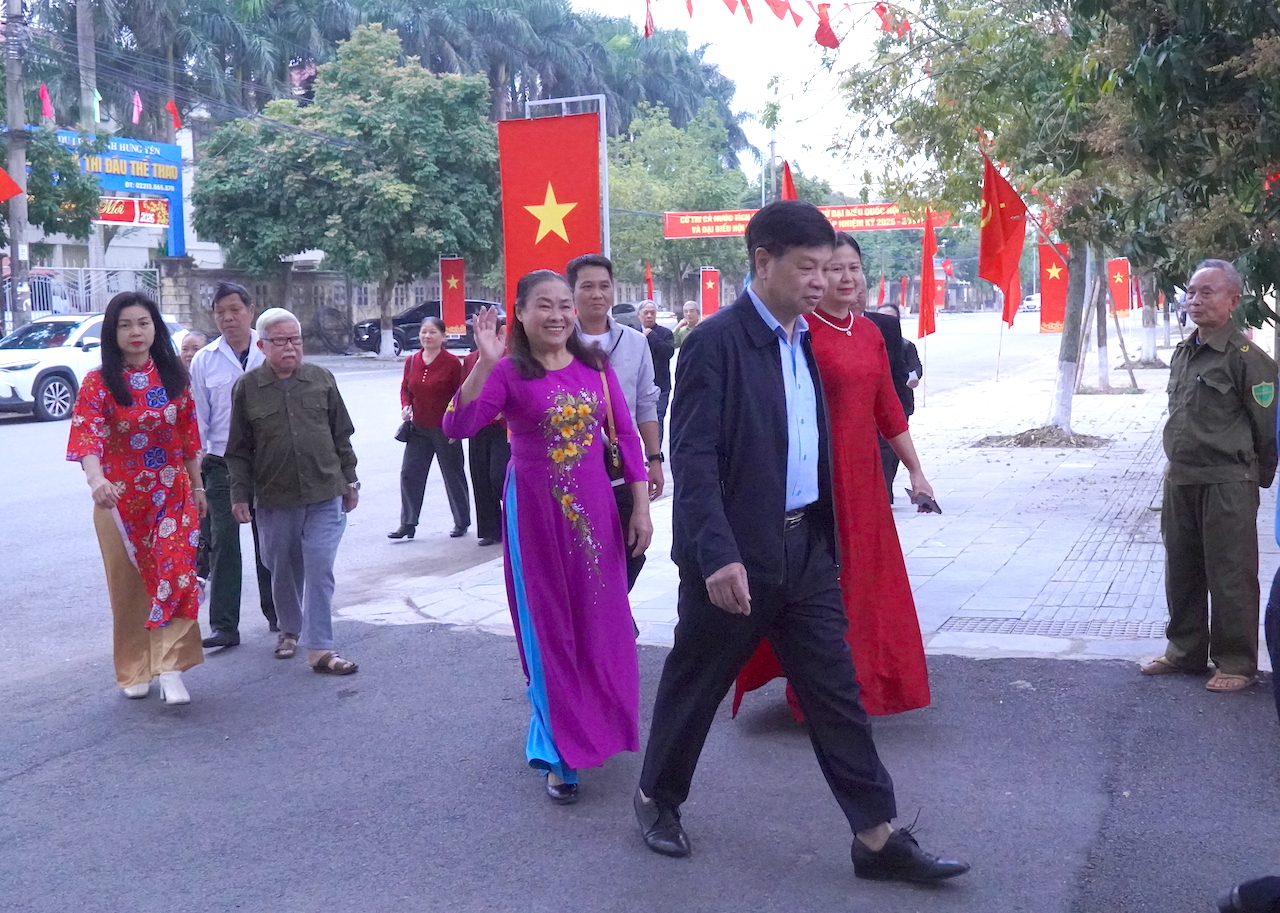 Cử tri tỉnh Hưng Yên hăng hái, phấn khởi tham gia bầu cử