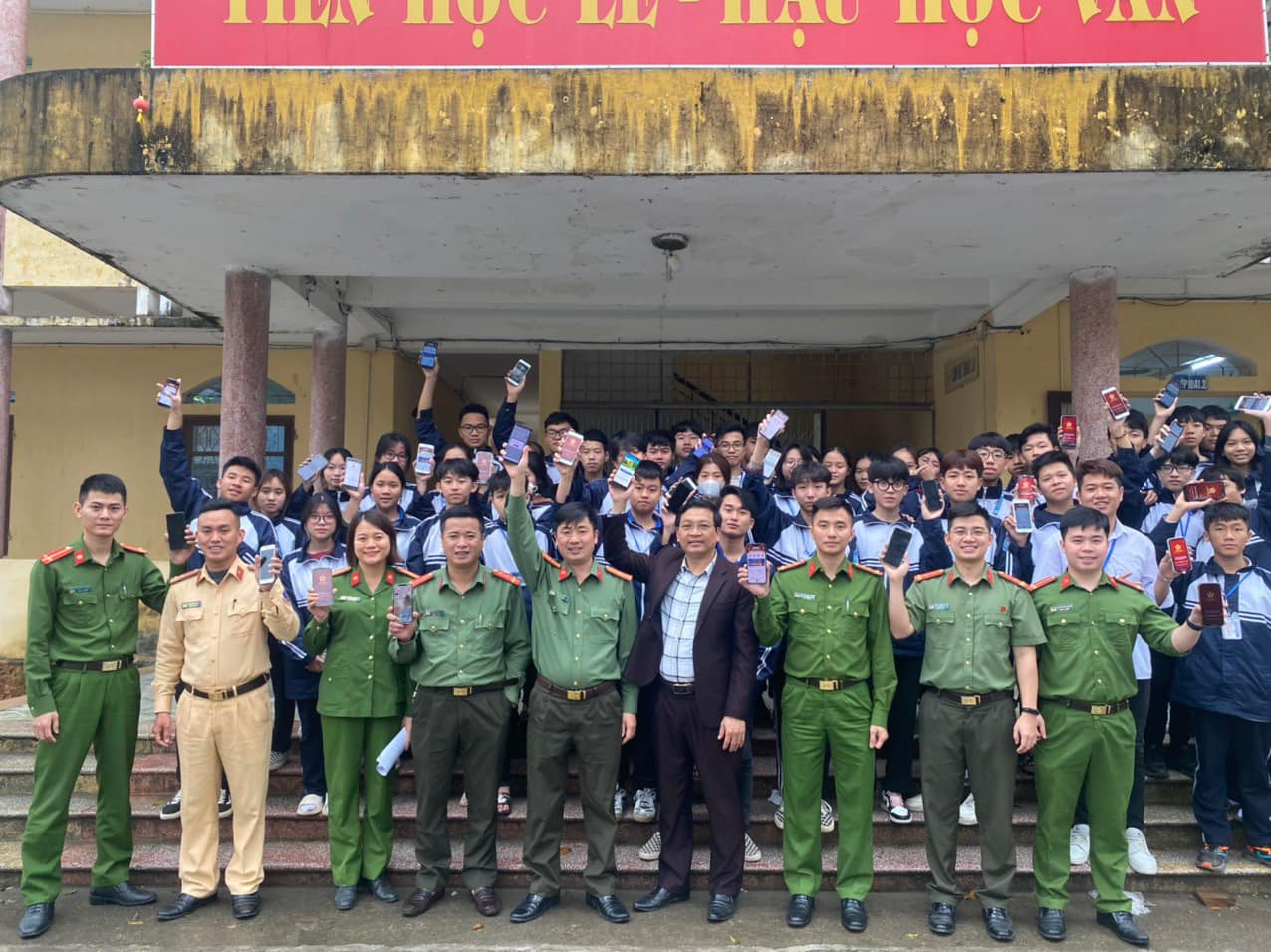 Đoàn Thanh niên, Hội Phụ nữ Công an tỉnh: Xung kích tham gia tuyên truyền về kích hoạt tài khoản định danh điện tử và cài đặt ứng dụng VNeID
