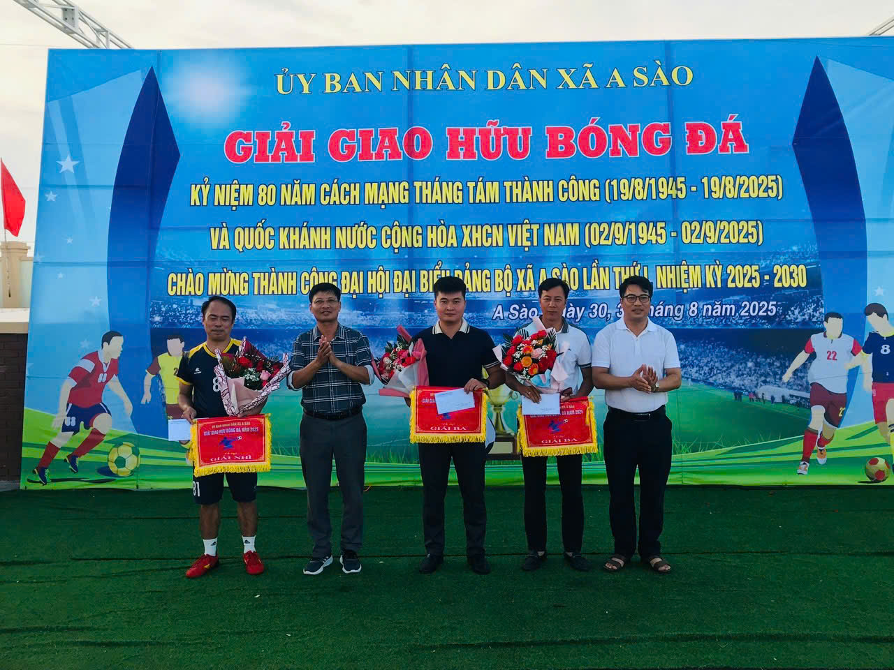 Khí thế sôi nổi của tuổi trẻ Công an xã A Sào tại giải bóng đá giao hữu Chào mừng kỷ niệm 80 năm Cách mạng Tháng Tám, Quốc khánh 2/9 và thành công Đại hội đại biểu Đảng bộ xã A Sào lần thứ I