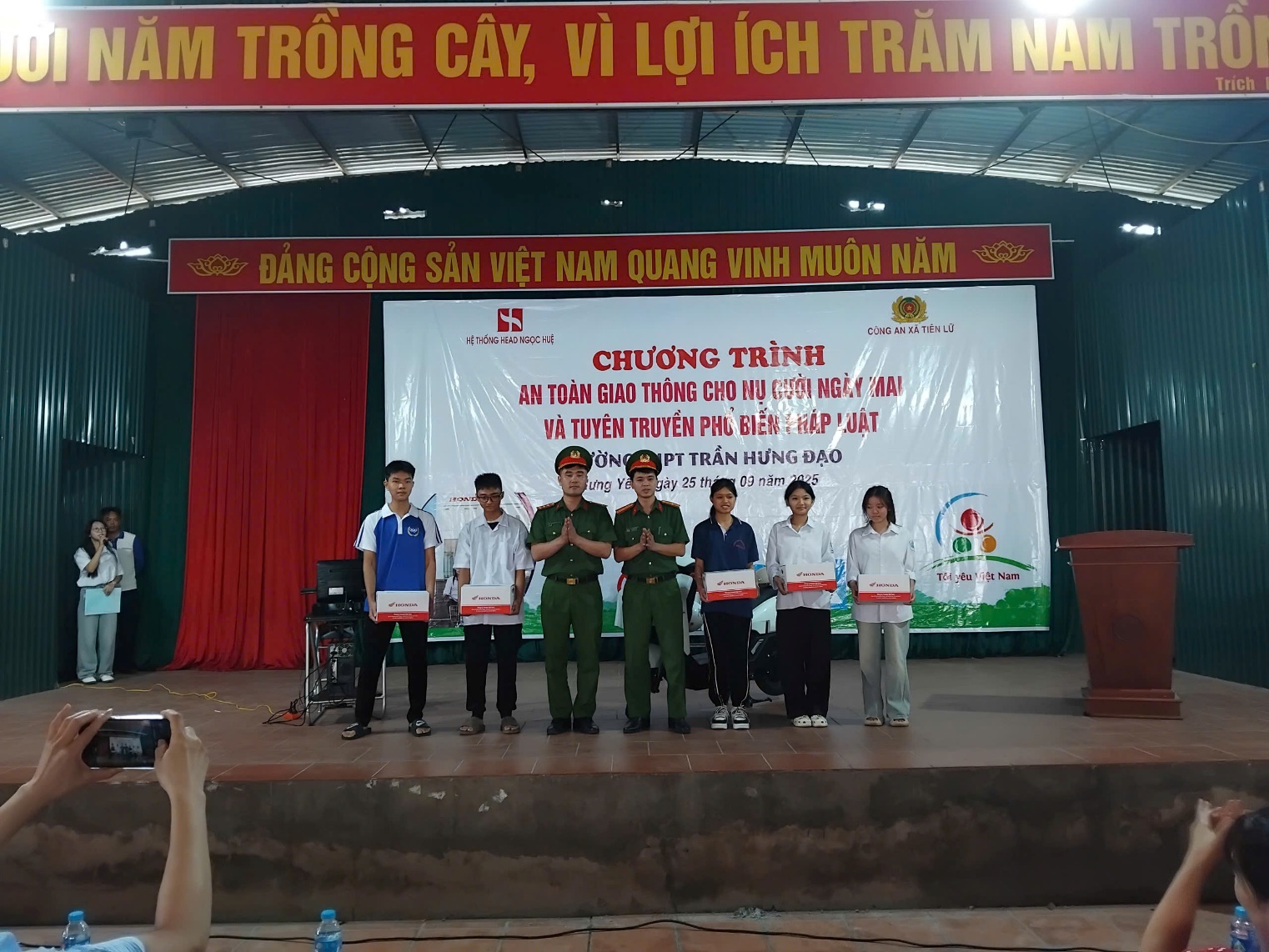 Công an xã Tiên Lữ, tỉnh Hưng Yên tuyên truyền quy định pháp luật về trật tự an toàn giao thông