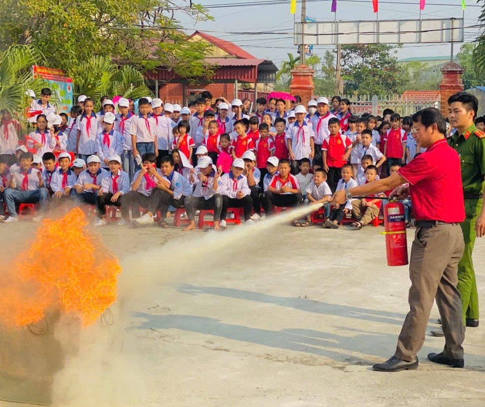 Công an xã Lê Quý Đôn tổ chức các hoạt động thiết thực chào mừng kỷ niệm 80 năm Ngày truyền thống lực lượng CAND và 20 năm Ngày hội toàn dân bảo vệ an ninh Tổ quốc