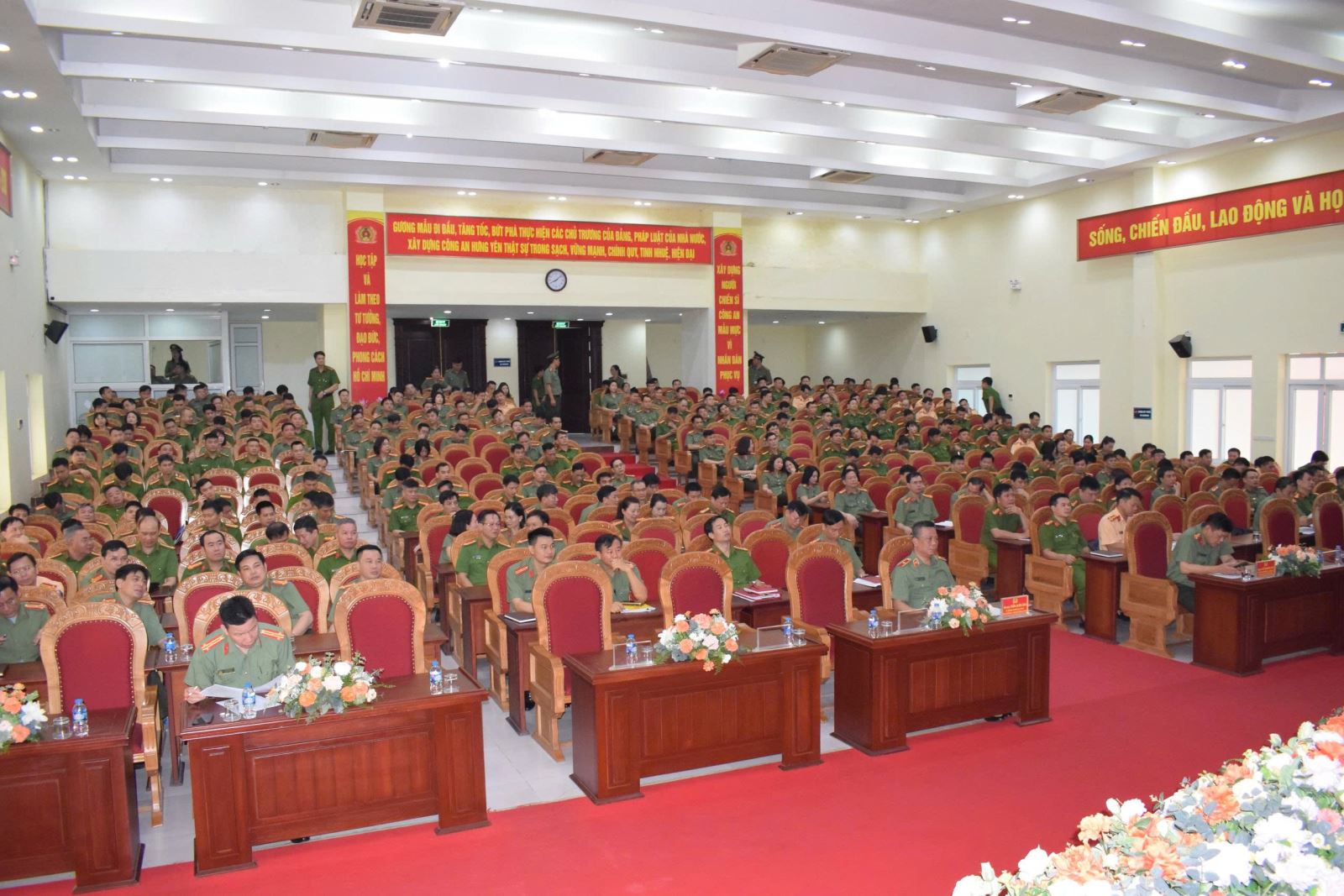 Hội nghị toàn quốc nghiên cứu, học tập, quán triệt và triển khai thực hiện Nghị quyết Hội nghị lần thứ hai Ban Chấp hành Trung ương Đảng khóa XIV