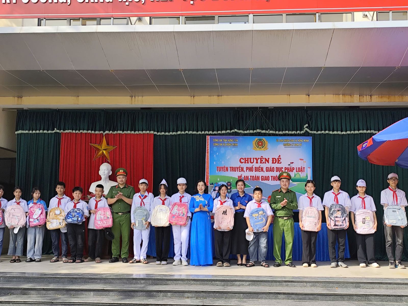 Công an xã Hồng Minh tăng cường tuyên truyền, phổ biến, giáo dục pháp luật về an toàn giao thông cho học sinh