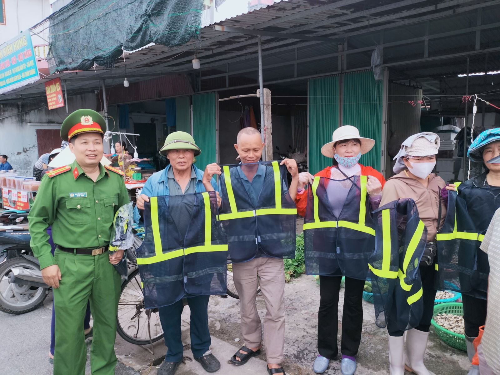 Công an xã Nam Thụy Anh tặng hơn 200 áo phản quang cho người dân  trên địa bàn góp phần phòng ngừa tai nạn giao thông