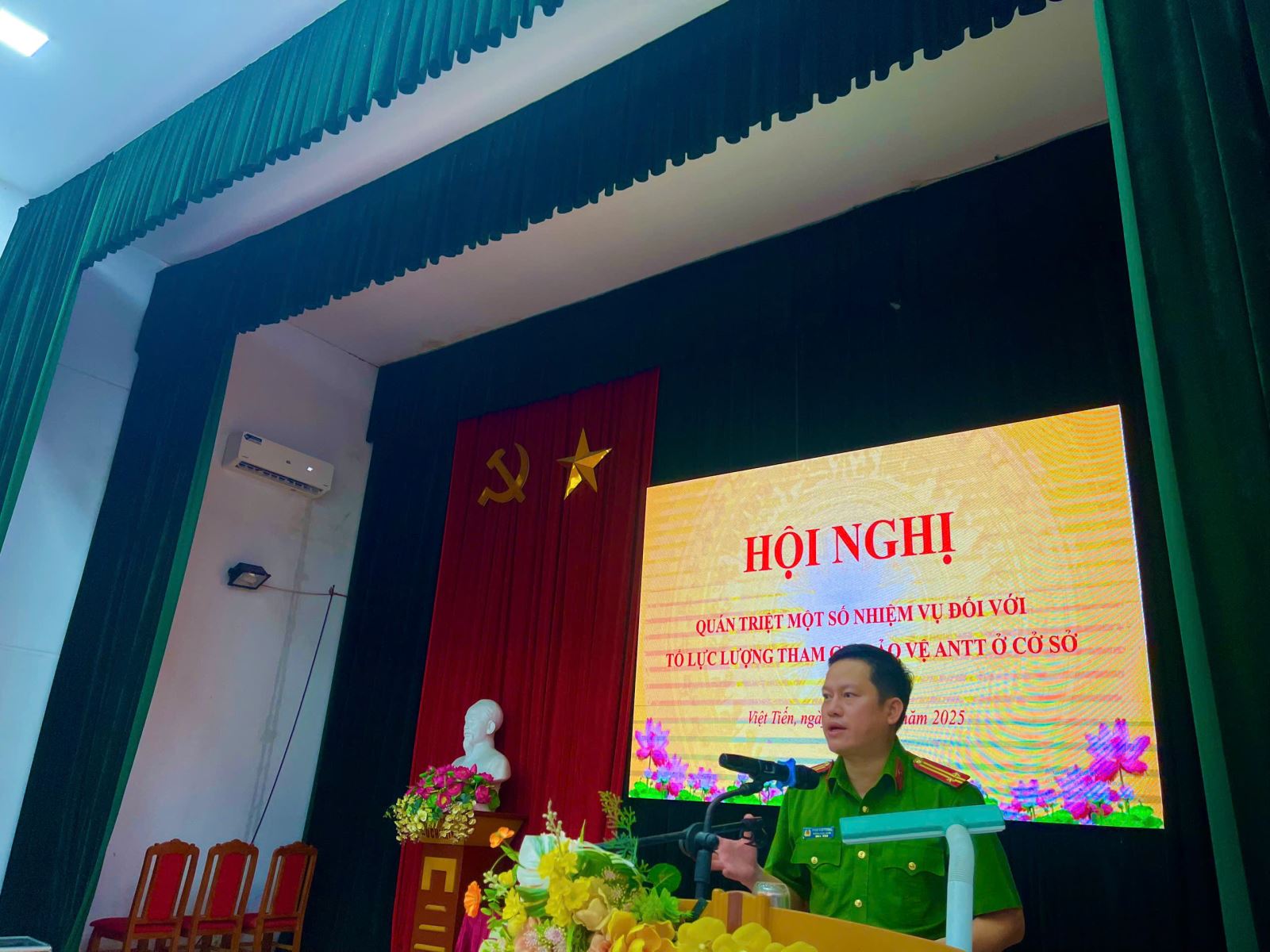Công an xã Việt Tiến tổ chức Hội nghị quán triệt một số nhiệm vụ đối với Lực lượng tham gia bảo vệ an ninh trật tự ở cơ sở sau sáp nhập.