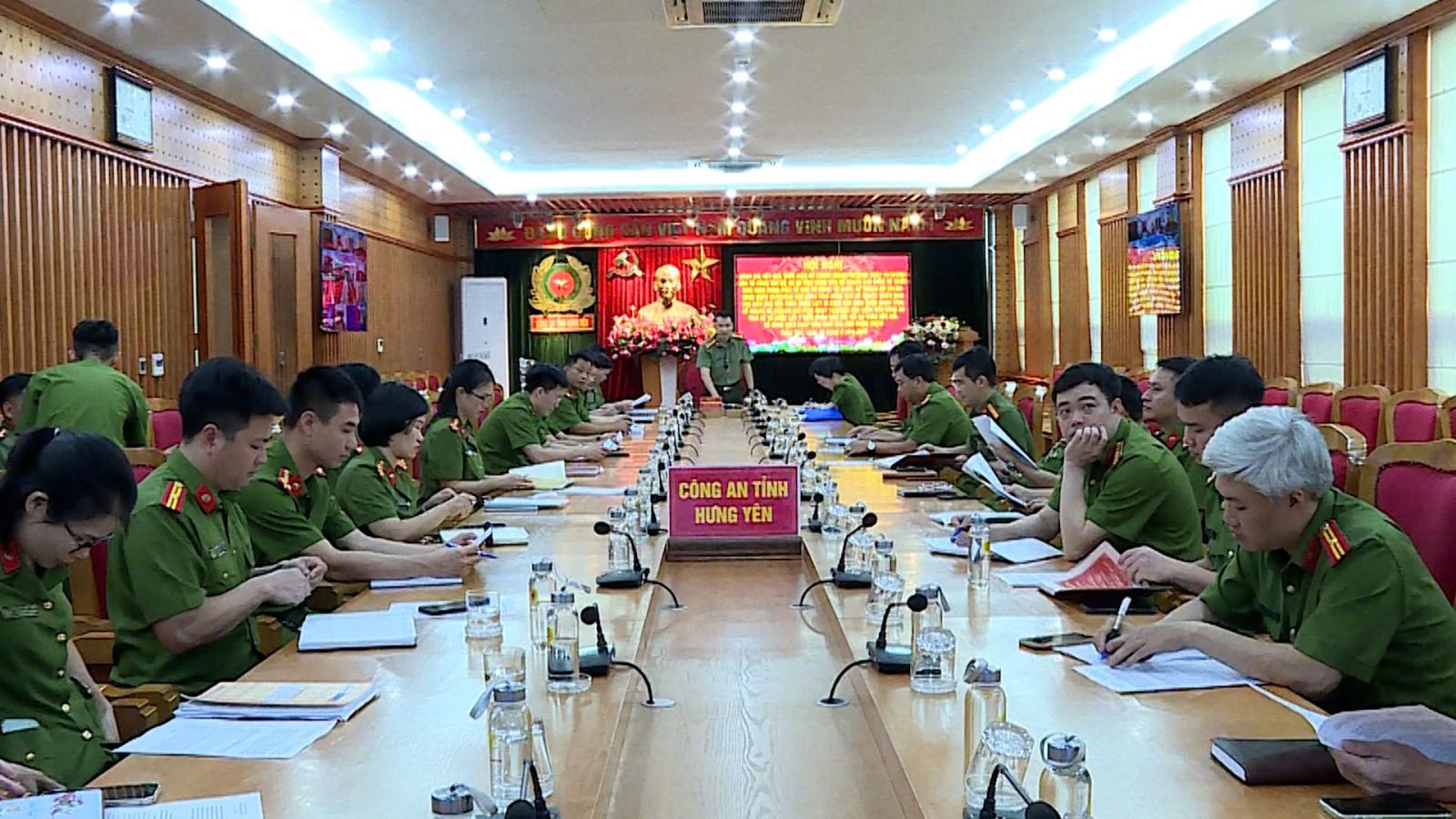 Hội nghị đánh giá kết quả thực hiện việc triển khai định danh điện tử cho cơ quan, tổ chức; thu mẫu ADN của thân nhân liệt sỹ; lấy ý kiến nhân dân đối với dự thảo sửa đổi, bổ sung Hiến pháp năm 2013 