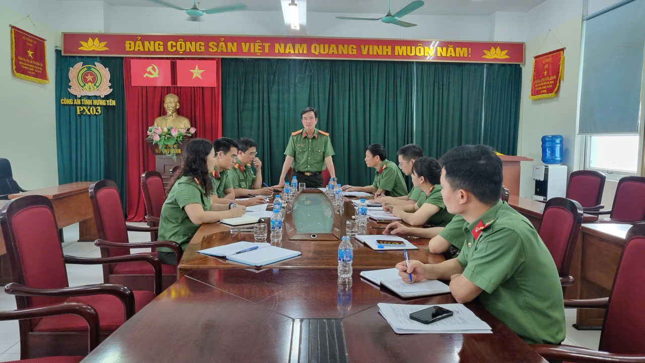 Đồng chí Đại tá Nguyễn Thành Sơn, Phó Bí thư Đảng ủy, Phó Giám đốc Công an tỉnh làm việc với Đội Thi đua, khen thưởng, Phòng Công tác chính trị, Công an tỉnh Hưng Yên