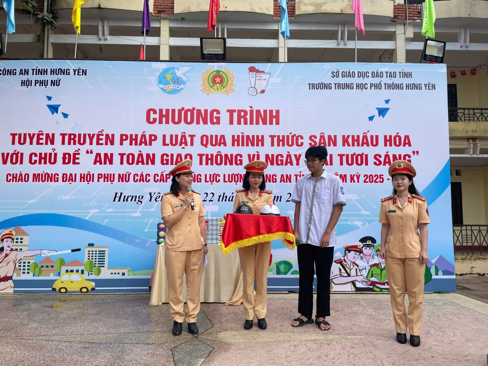Hội phụ nữ Công an tỉnh tăng cường tuyên truyền pháp luật nhân Tháng An toàn giao thông.