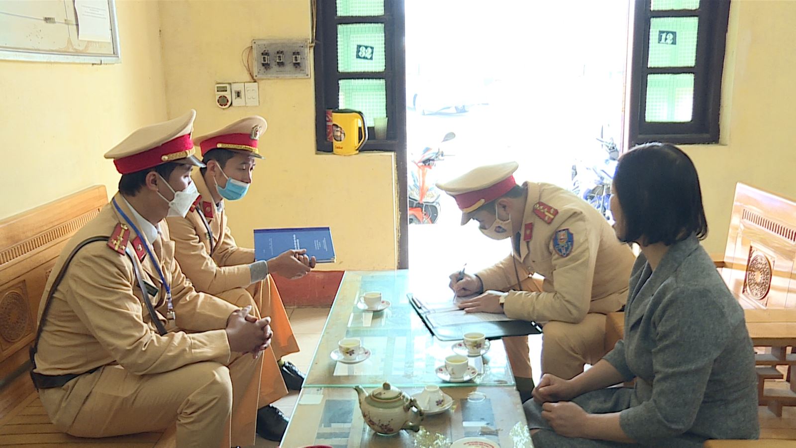 Công an huyện Phù Cừ, tỉnh Hưng Yên: Phối hợp giải quyết tình trạng xe chở vật liệu xây dựng làm rơi vãi vật liệu trên đường tại khu vực dốc La Tiến,  xã Nguyên Hoà, huyện Phù Cừ