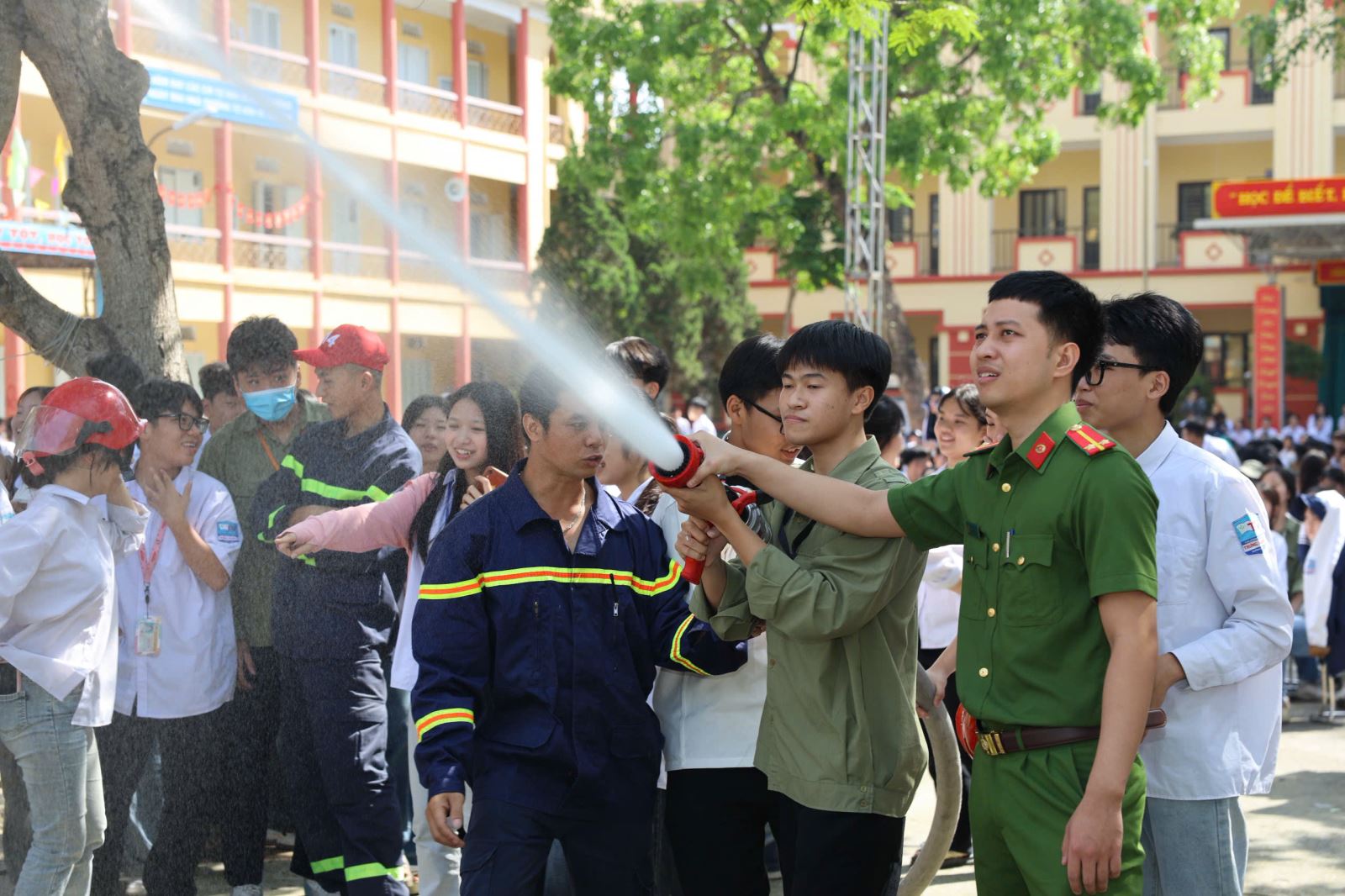 Tuyên truyền, trải nghiệm, thực hành chữa cháy và cứu nạn cứu hộ cho cán bộ, giáo viên và học sinh trường THPT Trưng Vương, huyện Văn Lâm