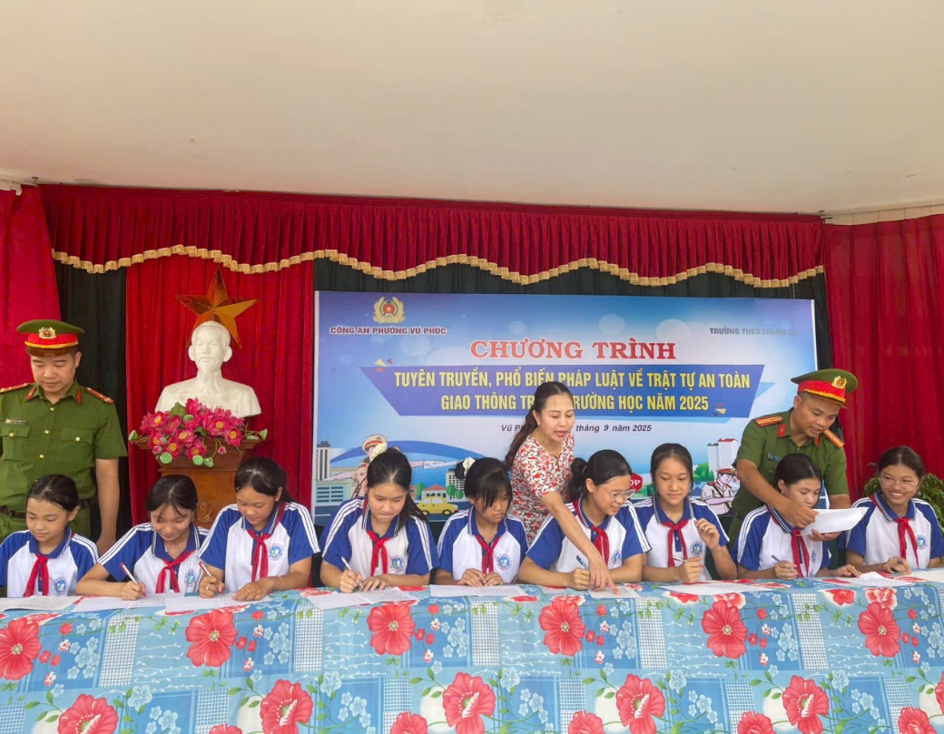Công an phường Vũ Phúc tổ chức tuyên truyền, phổ biến pháp luật về trật tự an toàn giao thông trong trường học năm 2025.