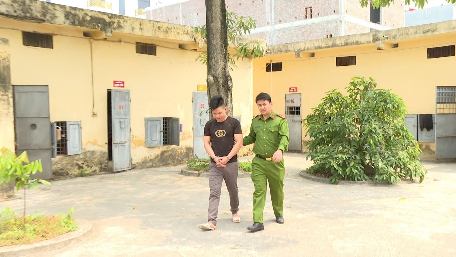 Công an thị xã Mỹ Hào: Phát hiện 2 quán cà phê chứa mại dâm