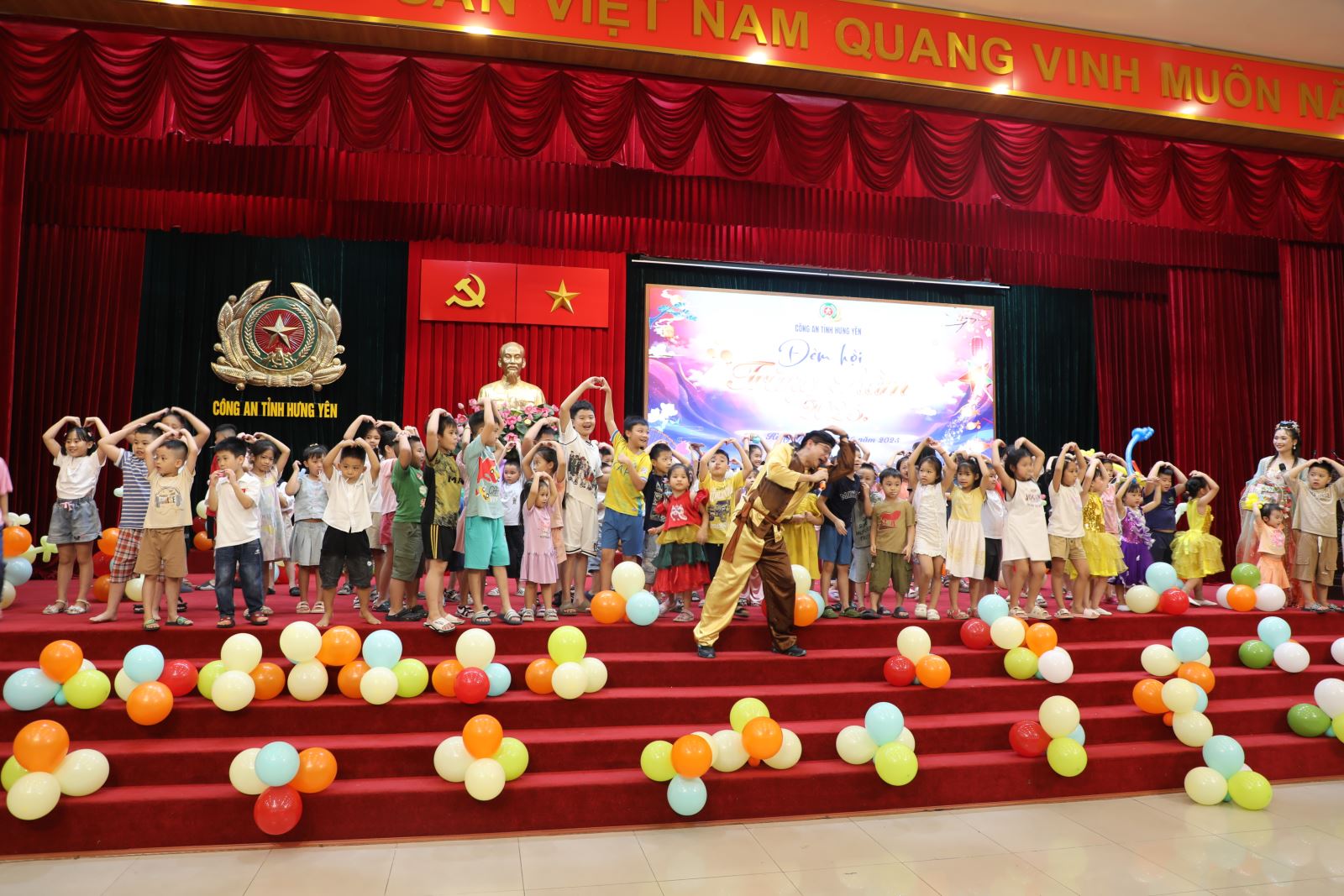 Ban Thanh niên, Ban Phụ nữ Công an tỉnh phối hợp tham mưu tổ chức Chương trình “Đêm hội trăng rằm” – Lan tỏa tinh thần, mang niềm vui Trung thu đến với các em thiếu nhi