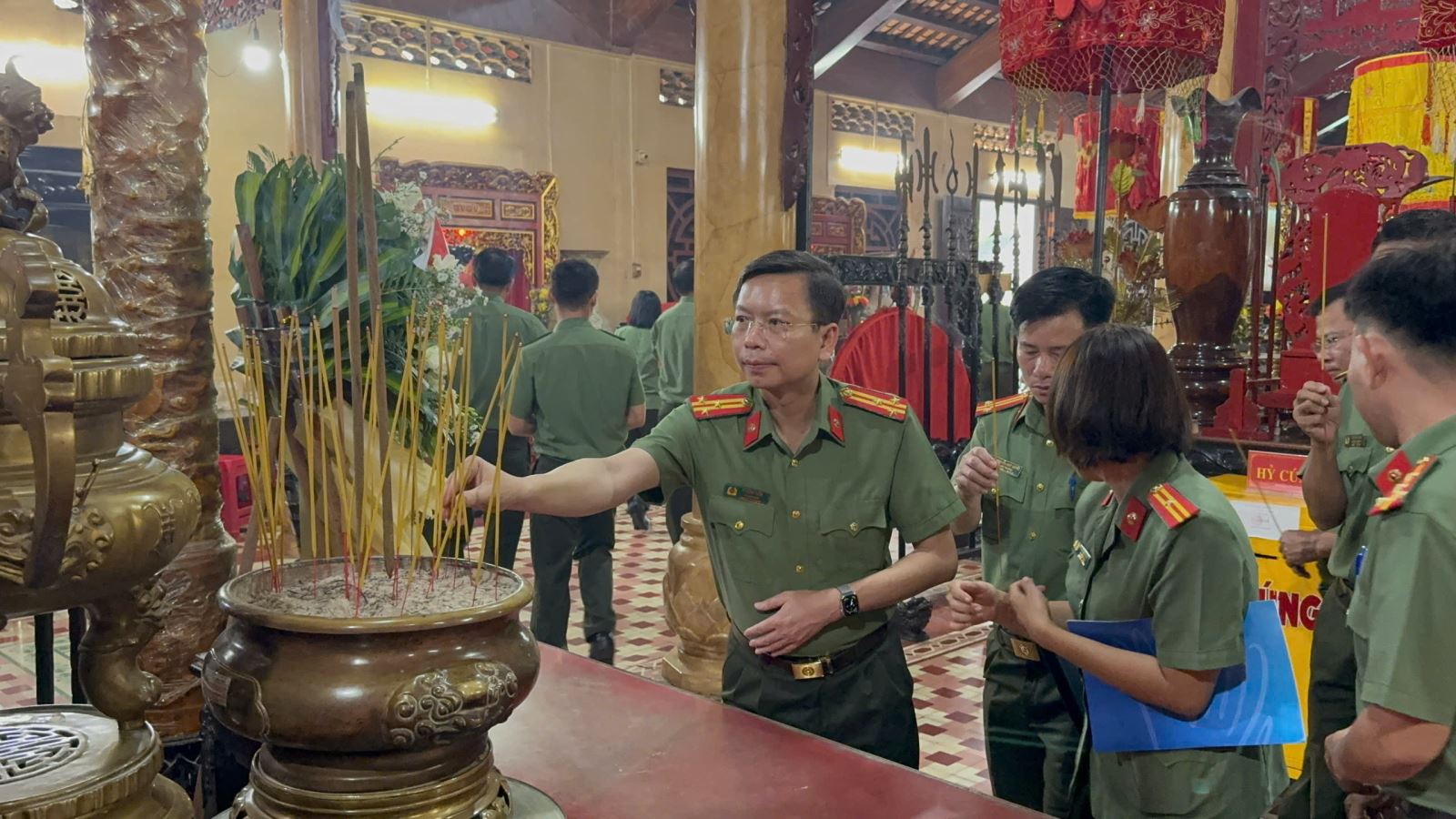 Đoàn nghệ thuật quần chúng Công an tỉnh dâng hương tại đền thờ Anh hùng dân tộc Nguyễn Trung Trực (tỉnh Kiên Giang)