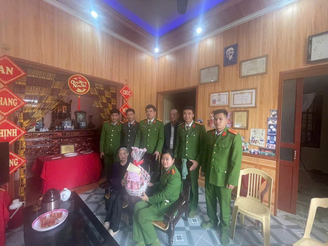 Công an xã Nam Thái Ninh thăm, chúc Tết Mẹ Việt Nam Anh hùng