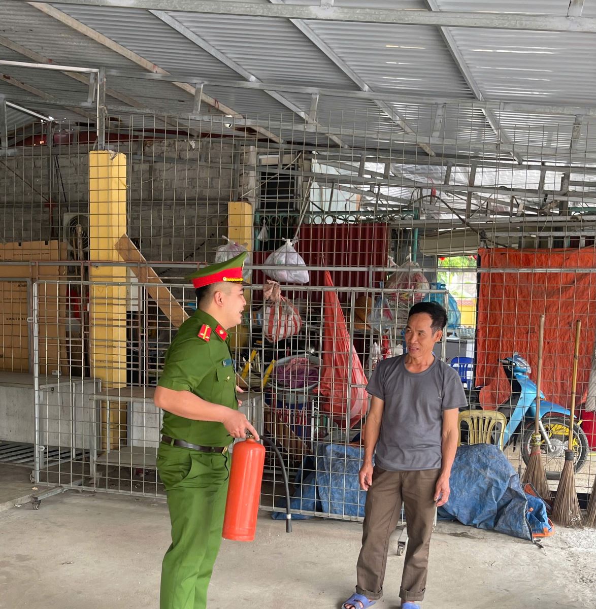 Công an xã A Sào kiểm tra công tác đảm bảo an toàn Phòng cháy chữa cháy đối với các chợ trên địa bàn xã