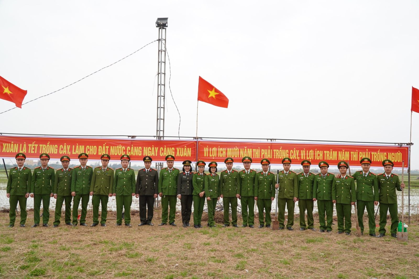 Công an xã Ái Quốc hưởng ứng “Tết trồng cây đời đời nhớ ơn Bác Hồ” nhân dịp Xuân Bính Ngọ 2026