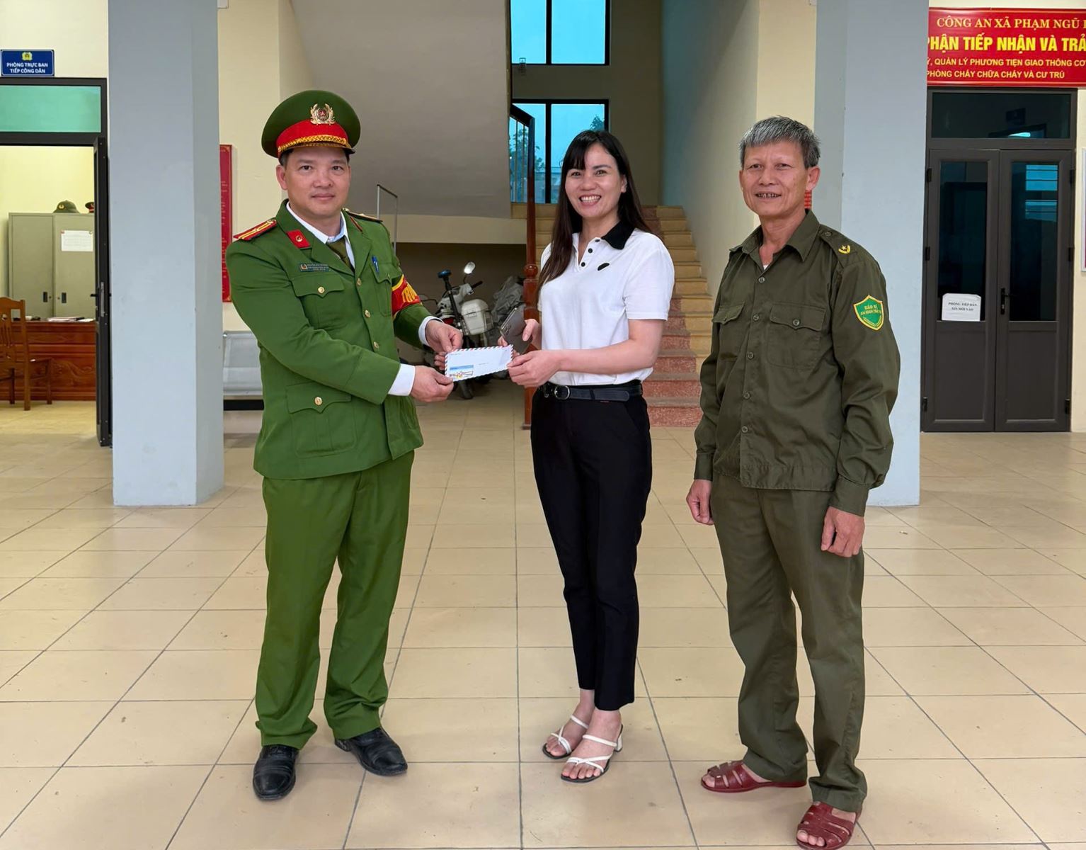 Công an xã Phạm Ngũ Lão hỗ trợ người dân nhận lại tiền chuyển khoản nhầm