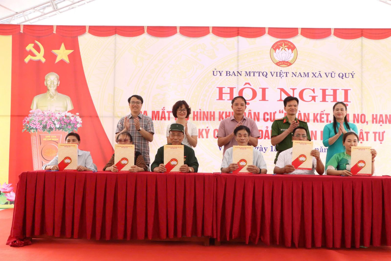 Công an xã Vũ Quý tham mưu ký cam kết đảm bảo an ninh trật tự tại Hội nghị ra mắt Mô hình điểm “Khu dân cư đoàn kết, ấm no, hạnh phúc”