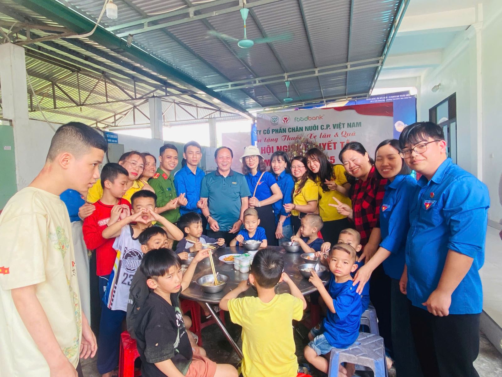 Từ gian bếp đến hành trình yêu thương: Đoàn viên Công an xã Bắc Tiên Hưng với “Bữa cơm yêu thương - Gói bánh nghĩa tình”