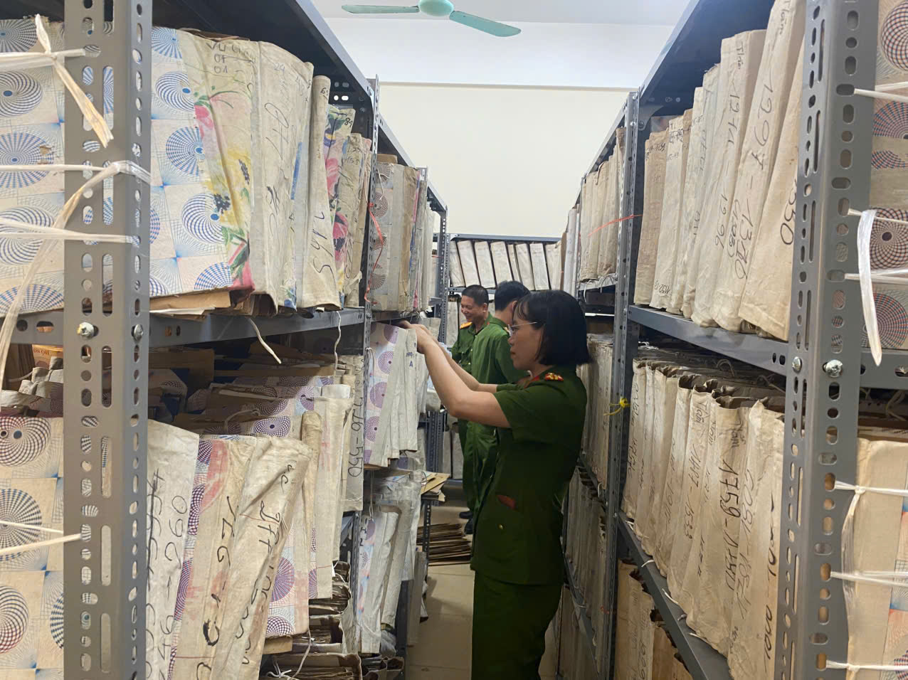 Công an phường Trần Lãm nâng cao hiệu quả công tác quản lý, khai thác, sử dụng tàng thư căn cước, cư trú