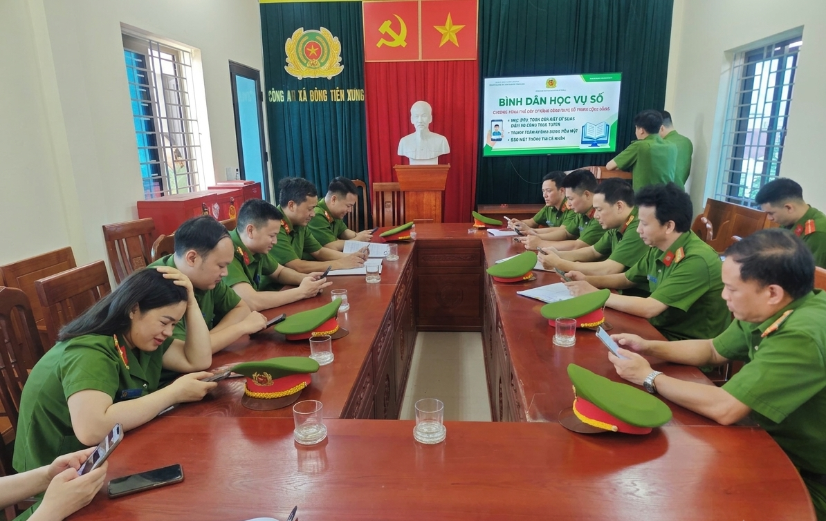 Công an xã Đông Tiên Hưng tham gia học tập trực tuyến “ Bình dân học vụ số Công an nhân dân” 