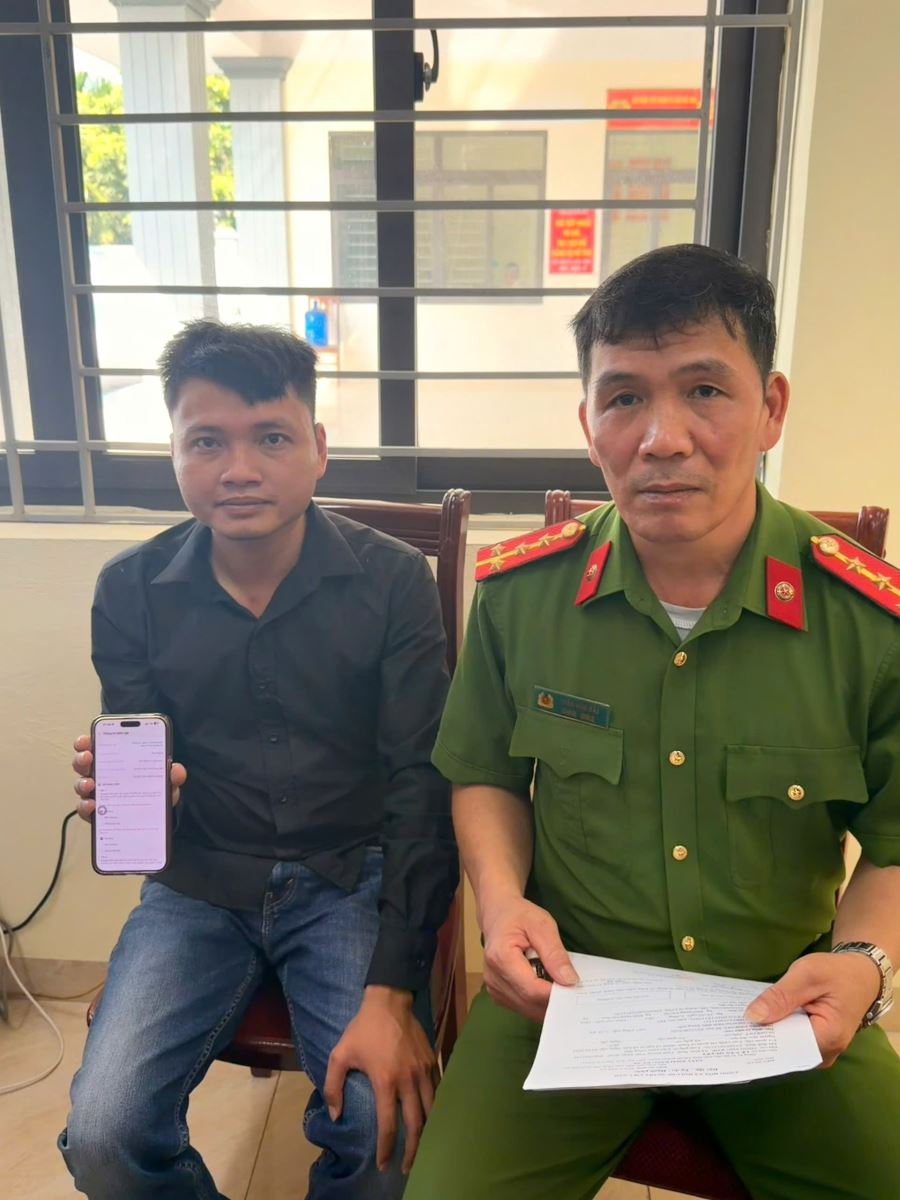 Công an xã Đức Hợp hướng dẫn người dân tham gia đánh giá công tác cải cách hành chính qua ứng dụng VNeID 
