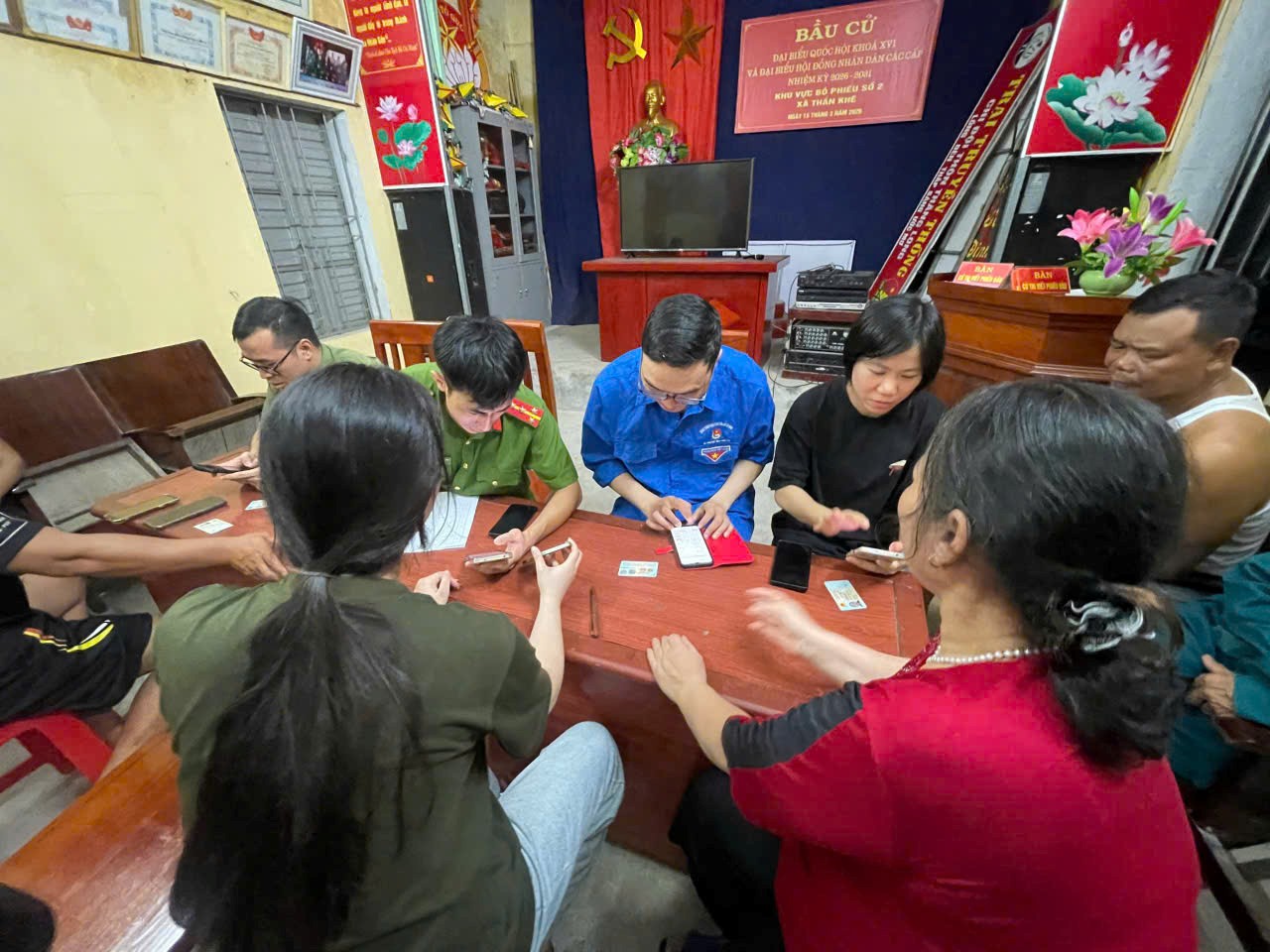 Công an xã Thần Khê phối hợp Đoàn thanh niên và Hội phụ nữ hỗ trợ người dân kích hoạt tài khoản định danh điện tử mức 2