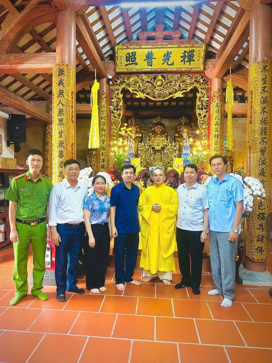 Công an xã Tiền Hải thăm, chúc mừng các cơ sở Phật giáo trên địa bàn nhân dịp Lễ Phật đản năm 2026