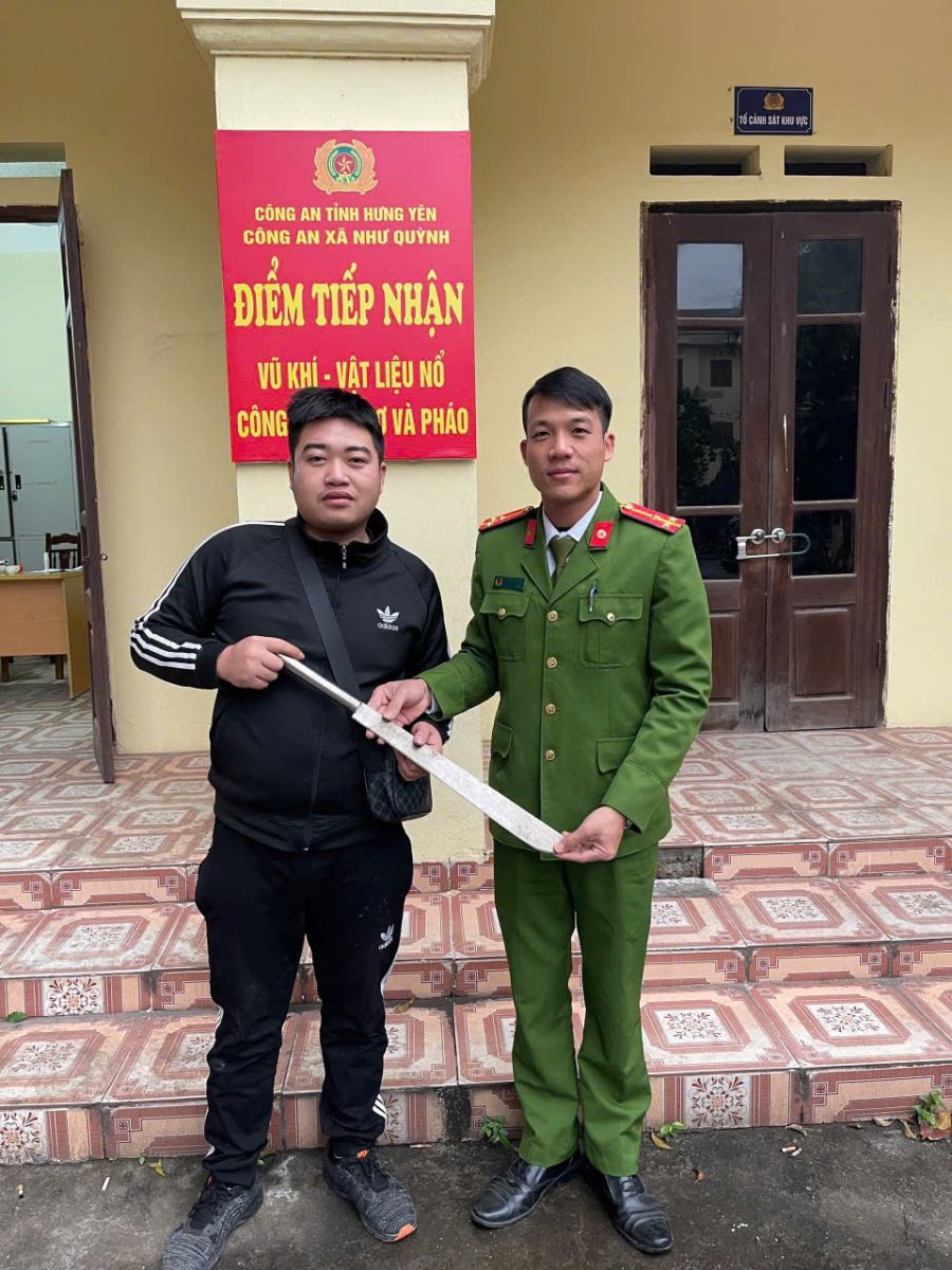 Công an xã Như Quỳnh tăng cường công tác tuyên truyền, vận động Nhân dân giao nộp vũ khí, vật liệu nổ, công cụ hỗ trợ và pháo.