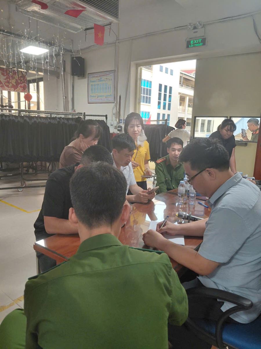 CÔNG AN PHƯỜNG PHỐ HIẾN TĂNG CƯỜNG KÍCH HOẠT TÀI KHOẢN ĐỊNH DANH ĐIỆN TỬ MỨC 2 CHO CÔNG DÂN TỪ 6 ĐẾN DƯỚI 14 TUỔI