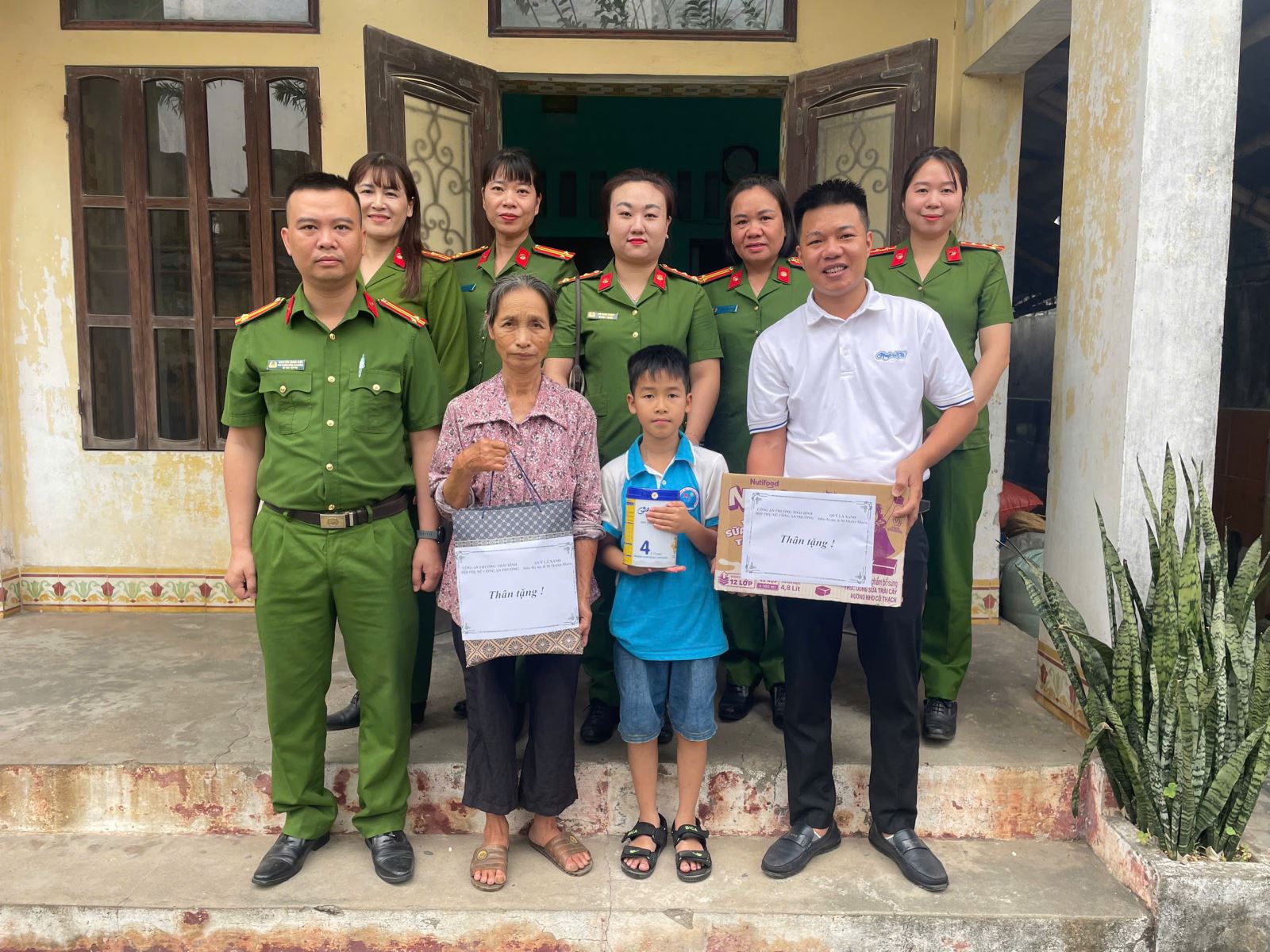 Hội Phụ nữ Công an phường Thái Bình phát huy truyền thống “Mẹ đỡ đầu” – hành trình nhân ái