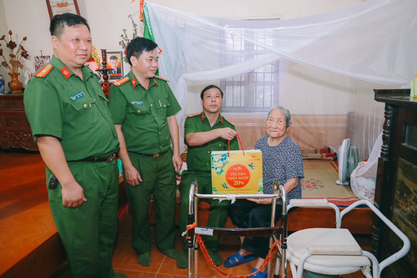 Công an xã Tiên Hoa tri ân Mẹ Việt Nam Anh hùng nhân dịp Ngày Thương binh - Liệt sĩ