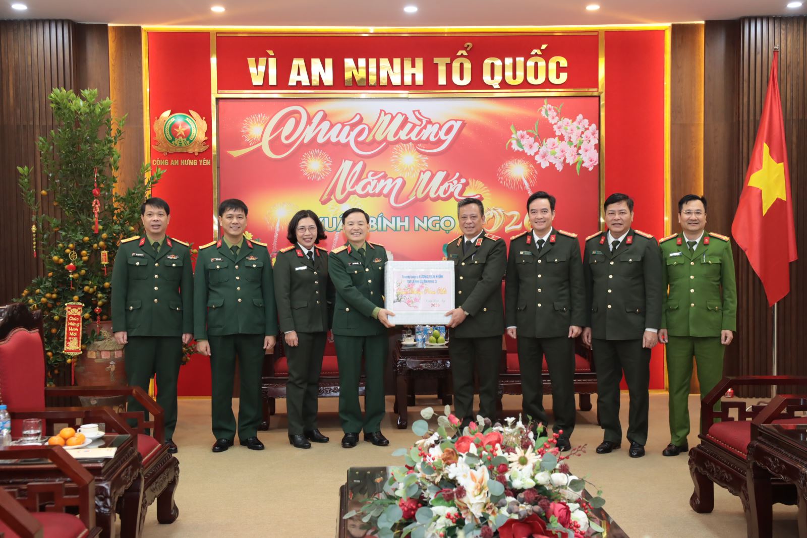 Bộ tư lệnh Quân khu 3 thăm, chúc Tết Công an tỉnh Hưng Yên