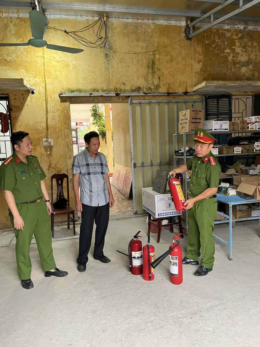 Công an xã Nam Tiên Hưng tăng cường tuyên truyền, phổ biến kiến thức về PCCC và CNCH cho các hộ kinh doanh, tiểu thương và Nhân dân trên địa bàn.