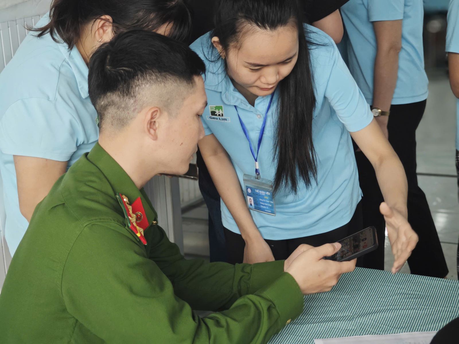 CÔNG AN XÃ ĐÔNG TIÊN HƯNG ĐẨY MẠNH TUYÊN TRUYỀN, HƯỚNG DẪN NGƯỜI DÂN TÍCH HỢP THÔNG TIN AN SINH XÃ HỘI TRÊN ỨNG DỤNG VNEID